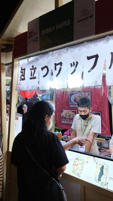 Untuk semakin merasakan sensasi travelling ke negara-negara Asia, dekorasi-dekorasi yang mewakili dari setiap negara juga dihadirkan seperti gerbang Torii yang ikonik dari Jepang, floating market khas dari Thailand, warung tenda makan khas Korea Selatan, hanging motif kain khas Indonesia dan masih banyak lagi.<br>