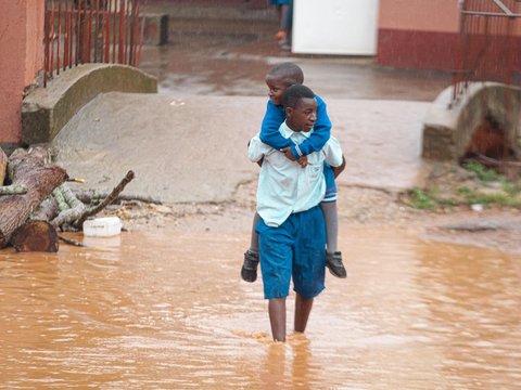 Meaning of Dreaming of Flooding with Dirty Water