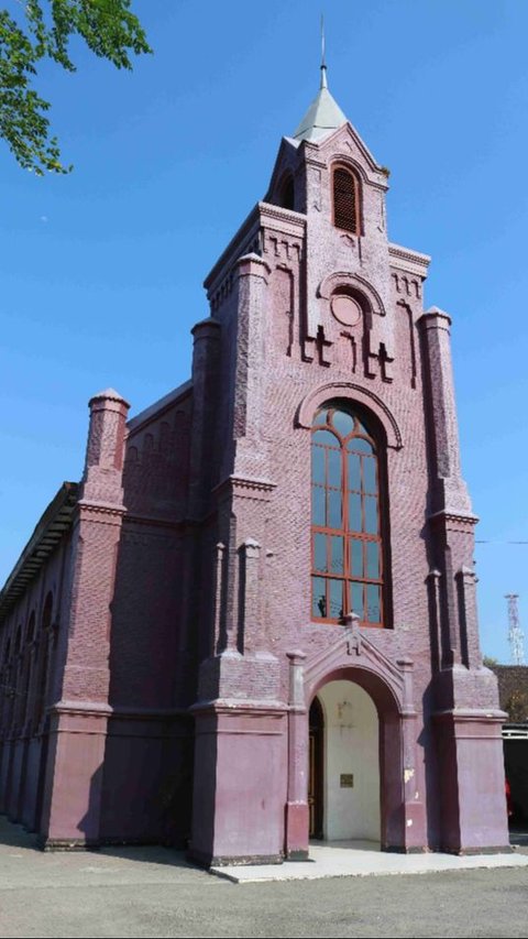 Gaya arsitektur gereja ini adalah Neo Gotik dengan denah persegi berukuran 30,75 x 10,6 meter