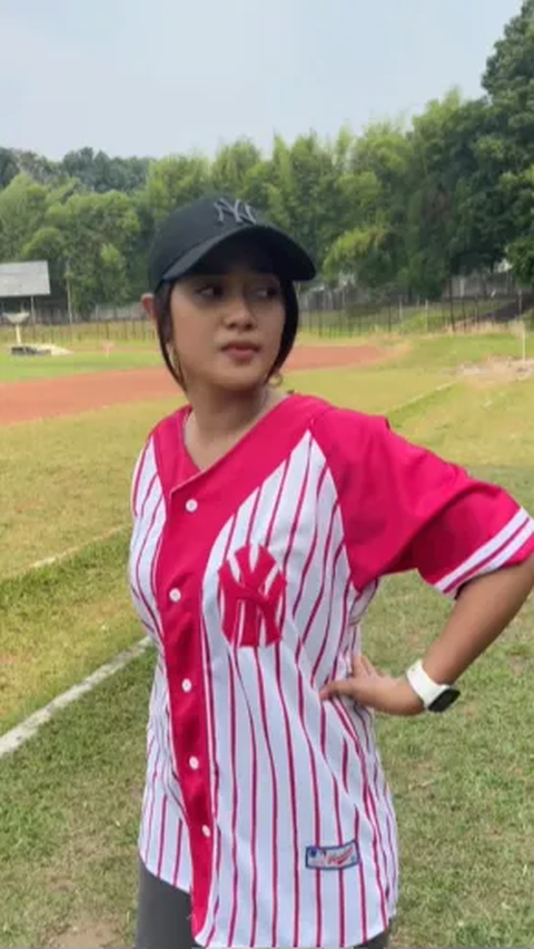 Pemeran Dinda, Aline Pertiwi tampil kece dengan baju berwarna fushica. Penampilannya semakin modis dengan topi baseball. 