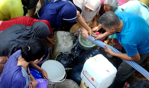 Kapolsek Bojongsari Kompol Yefta Ruben H Aruan mengatakan, bantuan air bersih ini sebagai tindak lanjut dari laporan warga yang mengeluh pada pihaknya.<br>