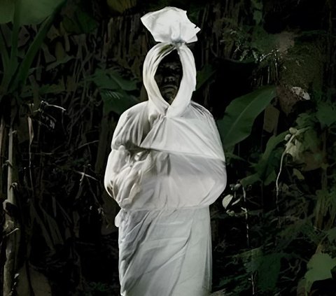 Viral! Don't Want to Miss Information, 'Curious' Pocong Rises from the Grave to See a Fire Making Residents Lose Focus