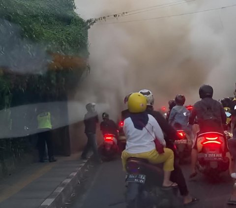 Viral! Don't Want to Miss Information, 'Curious' Pocong Rises from the Grave to See a Fire Making Residents Lose Focus