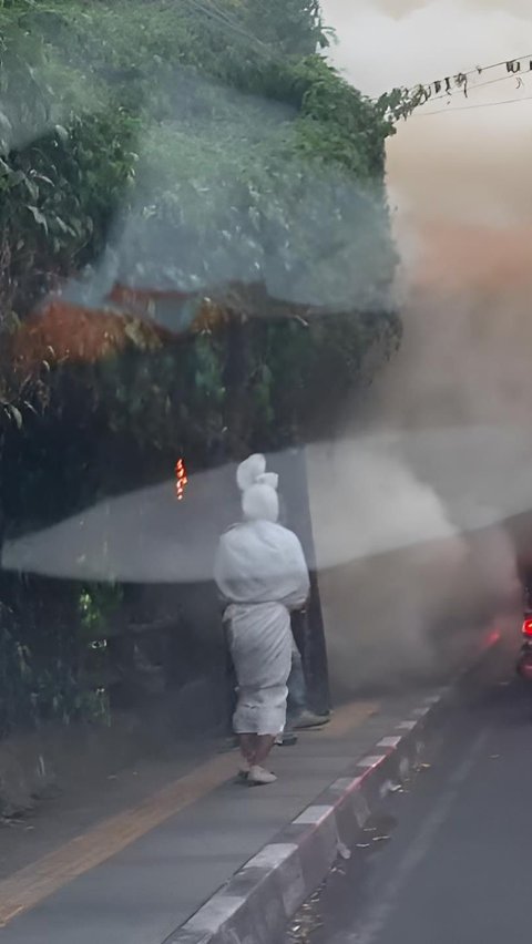 Viral! Don't Want to Miss Information, 'Curious' Pocong Rises from the Grave to See a Fire Making Residents Lose Focus
