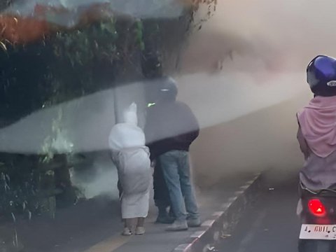 Viral! Don't Want to Miss Information, 'Curious' Pocong Rises from the Grave to See a Fire Making Residents Lose Focus