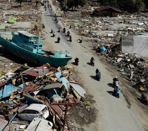 Survivors Recall the Moments of the 2004 Tsunami: Fish Scattered, Beautiful but Dark Waves