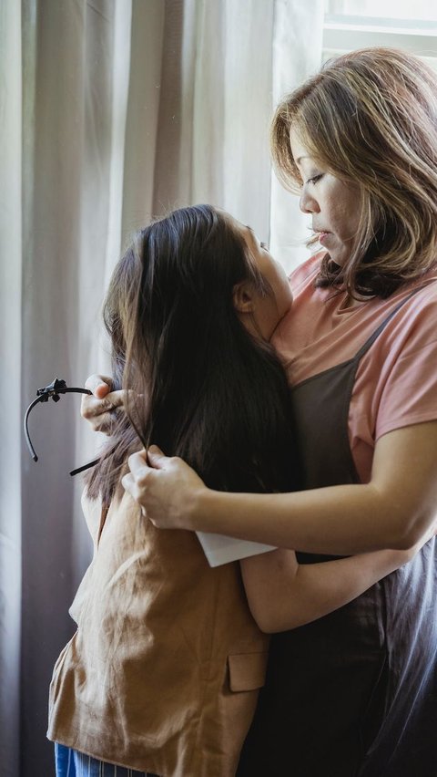 Tak heran jika anak sering meminta pelukan, karena di dalamnya terdapat banyak manfaat yang tidak bisa diabaikan. Mari kita simak 11 manfaat berpelukan dengan si kecil, yang salah satunya akan membuatnya lebih pintar.