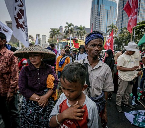 Massa Partai Buruh dan Serikat Petani menggelar aksi unjuk rasa di kawasan Patung Kuda, Jakarta, Selasa (26/3/2023).<br>Selama beraksi mereka terlihat memadati jalan raya hingga sempat membuat lalu lintas di kawasan tersebut sempat tersendat.