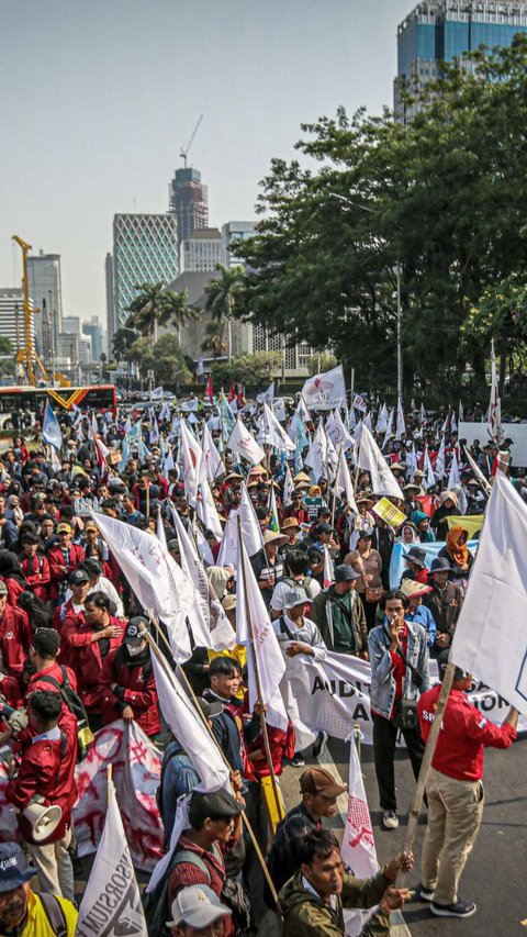 Mereka tampak memadati jalan raya di kawasan Patung Kuda.