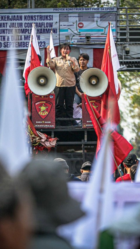 Orasi dari perwakilan massa pun menggema selama demonstrasi.