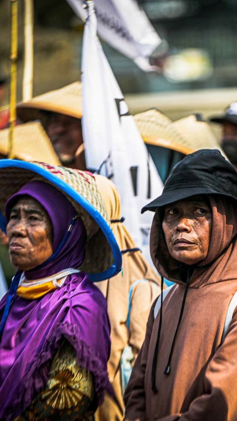 Meski cuaca Jakarta sedang terik dan panas, massa Partai Buruh dan Serikat Petani tetap menggelar aksi unjuk rasa di kawasan Patung Kuda.