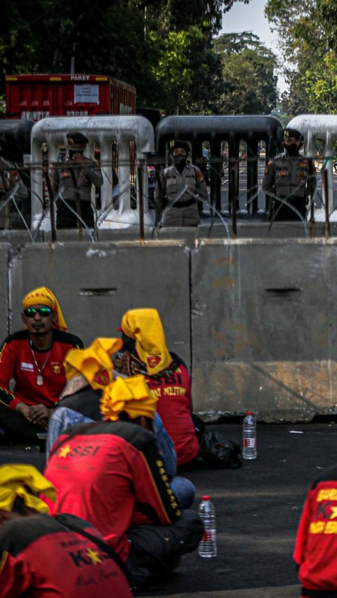 Sejumlah aparat kepolisian tampak sedang melakukan penjagaan di lokasi demo massa Partai Buruh dan Serikat Petani.