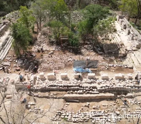 Istana ini ditemukan di zona arkeologis Kabah, sebuah pemukiman pra-Hispanik yang terletak di wilayah Puuc, negara bagian Yucatán, selatan kota modern Mérida.