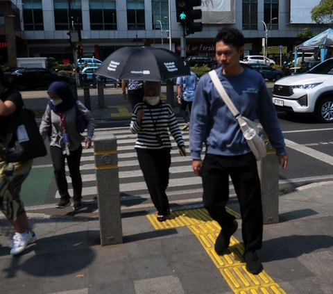 Sedangkan Jakarta Utara dan Kepulauan Seribu akan cerah berawan.<br><br>Suhu di DKI Jakarta berkisar antara 24-36 derajat celcius dengan tingkat kelembaban 40 sampai 75 persen.<br>