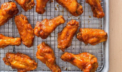 Banyak resep-resep olahan sayap ayam, seperti sayap pedas ala Korea, dan lain sebagainya. Kalau bosan ada nih alternatif resep sayap ayam goreng dipadukan dengan sambal bajak.