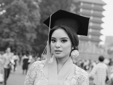 Selain Pandai Menari Bali, 8 Foto Cantik Syandria yang Baru Wisuda di Universitas Indonesia