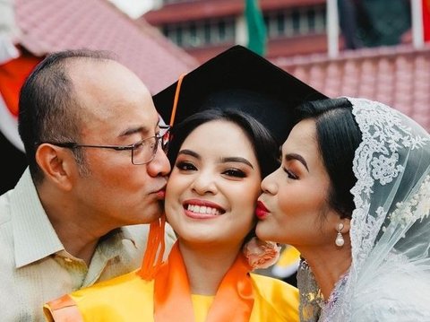 Selain Pandai Menari Bali, 8 Foto Cantik Syandria yang Baru Wisuda di Universitas Indonesia