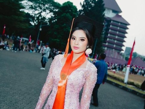 Selain Pandai Menari Bali, 8 Foto Cantik Syandria yang Baru Wisuda di Universitas Indonesia