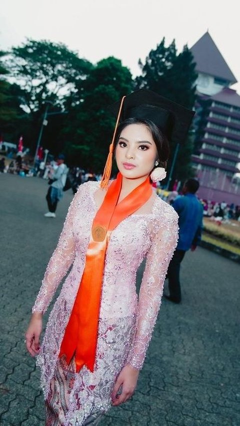 Selain Pandai Menari Bali, 8 Foto Cantik Syandria yang Baru Wisuda di Universitas Indonesia