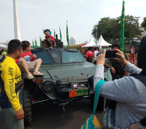 Berkaos Olahraga, Potret Panglima TNI Jajal Sumpit Kostrad, Anak Buah Fokus Menyaksikan