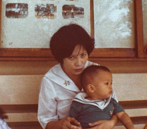 Ariel lahir di Pangkalanbrandan, Sumatera Utara pada 16 September 1981 silam. Beginilah potret masa kecil Ariel bersama sang mama.