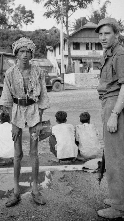 <b>Pria Bukittinggi Foto Bareng Tentara</b>