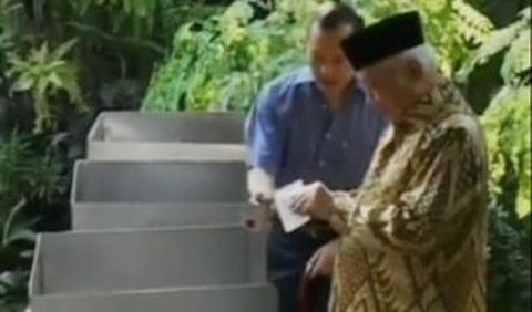 Dalam video, Soeharto tampak datang ke TPS mengenakan kemeja batik berwarna emas. <br>