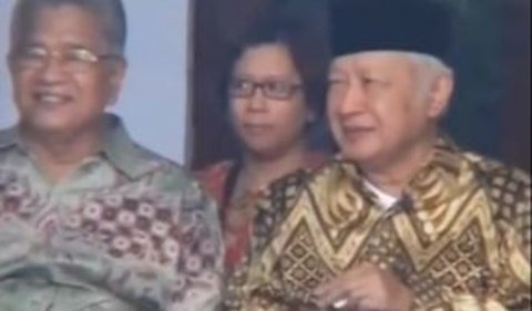 SBY sendiri merupakan junior Soeharto saat di militer. SBY lulus dari Akademi Angkatan Bersenjata RI (Akabri) pada tahun 1973.