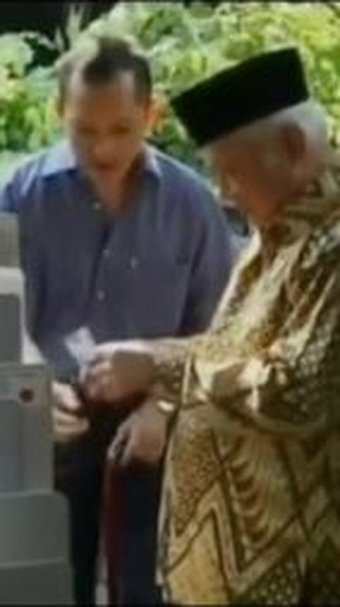 Momen saat Soeharto lakukan pencoblosan di bilik pemilihan.<br>