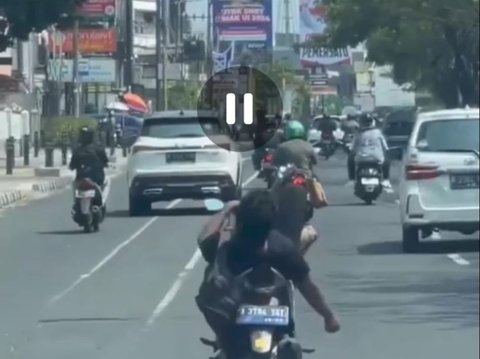 Viral Pemotor di Depok Nyetir Sambil Rebahan Kayak di Pantai Bikin Polisi Geram Langsung Kasih Sanksi