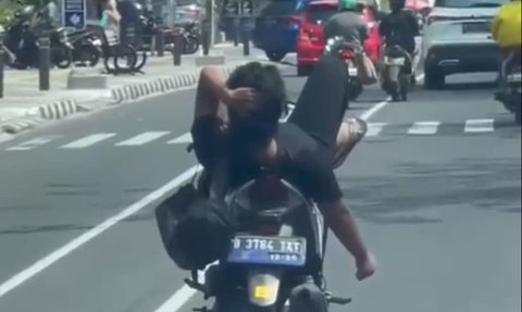 Viral Pemotor di Depok Nyetir Sambil Rebahan Kayak di Pantai Bikin Polisi Geram Langsung Kasih Sanksi