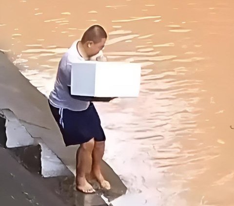 Viral! Man Buys Live Fish Worth Rp4.5 Million in Supermarket, Then Releases Them in the River: Suspected to be Performing a Ritual