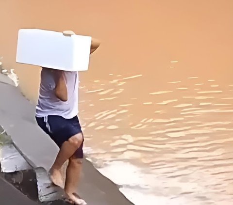 Viral! Man Buys Live Fish Worth Rp4.5 Million in Supermarket, Then Releases Them in the River: Suspected to be Performing a Ritual