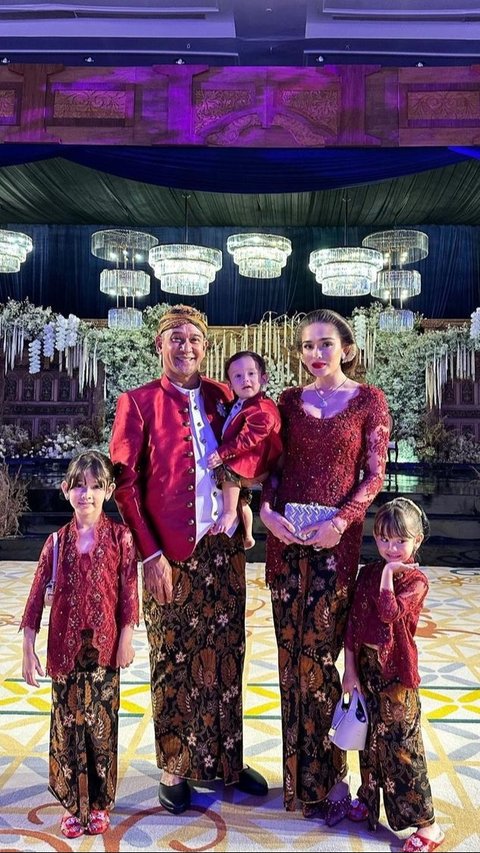 Cantik Banget, Berikut Ini Beberapa Potret Yasmine Wildblood Pakai Kebaya dan Sanggul