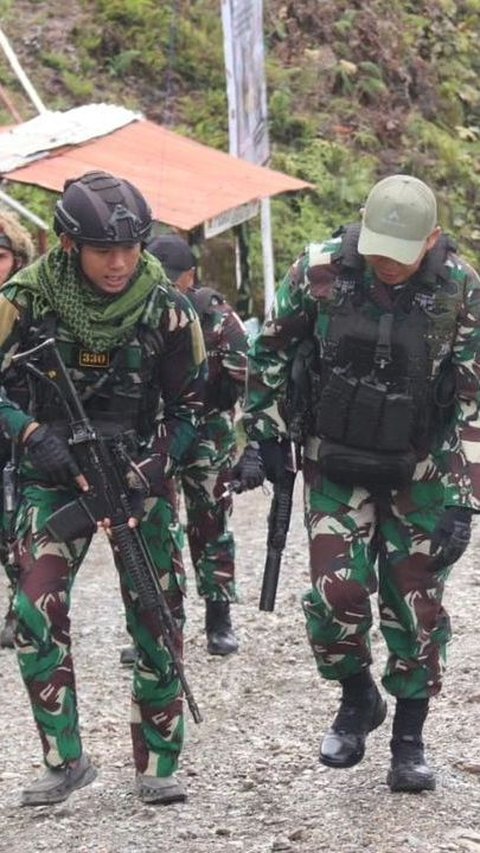 Kolonel TNI Berompi Anti-Peluru Cek Pasukan di Zona Rawan OPM, Prajurit Siaga Bawa Senjata