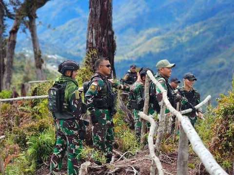 Kolonel TNI Berompi Anti-Peluru Cek Pasukan di Zona Rawan OPM, Prajurit Siaga Bawa Senjata