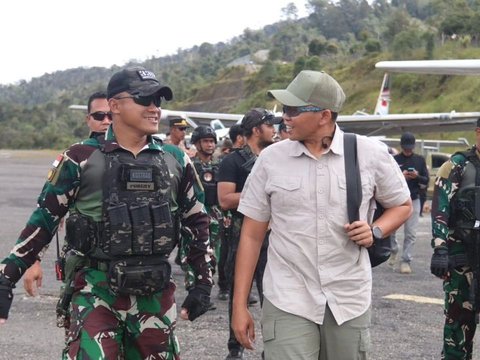 Kolonel TNI Berompi Anti-Peluru Cek Pasukan di Zona Rawan OPM, Prajurit Siaga Bawa Senjata