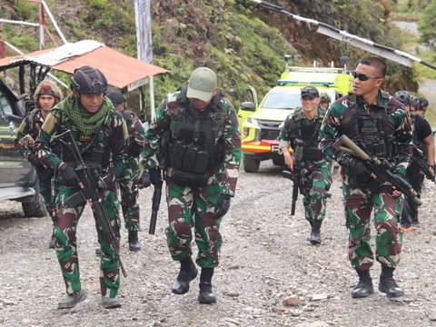 Kolonel TNI Berompi Anti-Peluru Cek Pasukan di Zona Rawan OPM, Prajurit Siaga Bawa Senjata