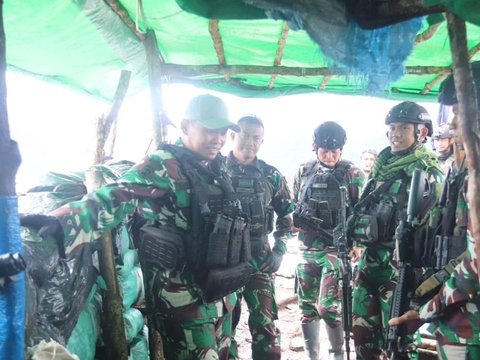 Kolonel TNI Berompi Anti-Peluru Cek Pasukan di Zona Rawan OPM, Prajurit Siaga Bawa Senjata