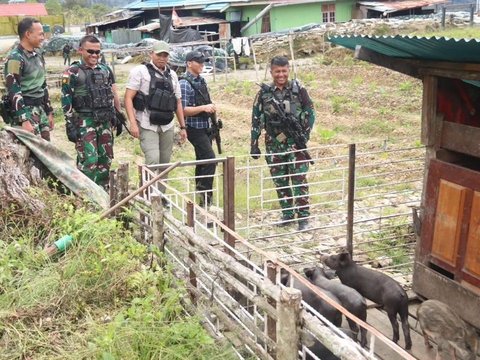 Kolonel TNI Berompi Anti-Peluru Cek Pasukan di Zona Rawan OPM, Prajurit Siaga Bawa Senjata