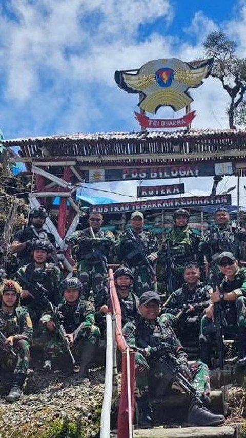 Kolonel TNI Berompi Anti-Peluru Cek Pasukan di Zona Rawan OPM, Prajurit Siaga Bawa Senjata