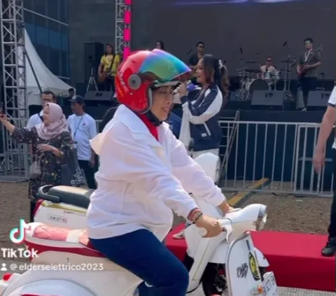 This Minister Turns Out to Still Have a Vespa Inherited from Soekarno's Wife