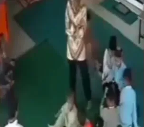 Kelakuan Parah Pria Main Tendang Kepala Bocah di Masjid, Bikin Emosi Harus Diusut!