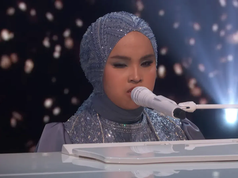 Impressive Performance in AGT 2023 Final, Putri Ariani Embraced by Simon Cowell