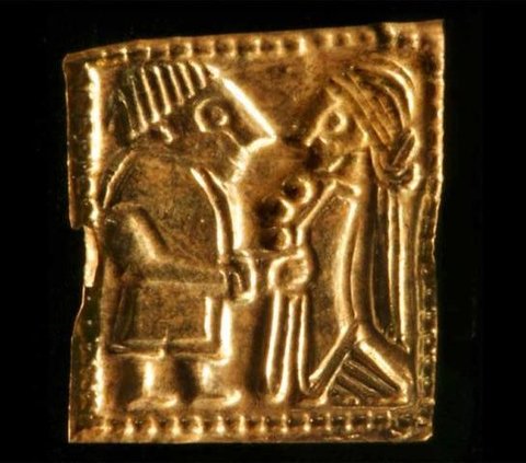 Arkeolog Temukan Lembaran Emas Bergambar Unik, Diduga Jadi Tiket Masuk ke Kuil Kuno 1.400 Tahun Lalu