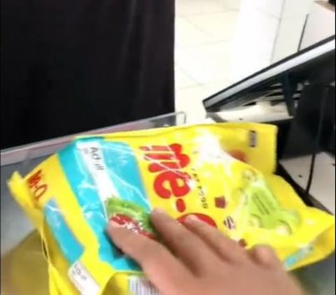 Aksi Wanita Ketahuan Mencuri Makanan Kucing di Minimarket Ini Viral, Disuruh Bayar 10 Kali Lipat