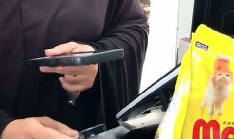 Aksi Wanita Ketahuan Mencuri Makanan Kucing di Minimarket Ini Viral, Disuruh Bayar 10 Kali Lipat