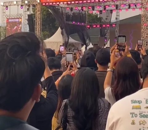 Spirit of Recording Concert, Appearance of This Woman's Mobile Screen Makes It Touching