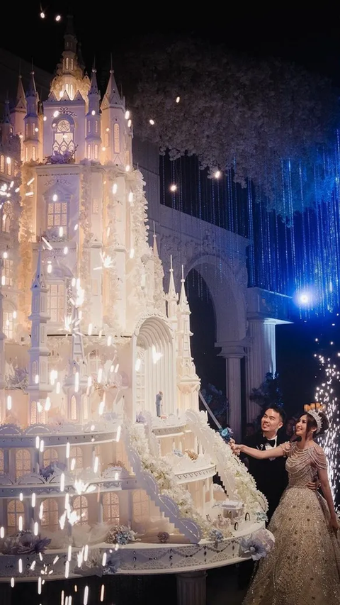 Kue pernikahan setinggi kurang lebih 5 meter berbentuk castle.