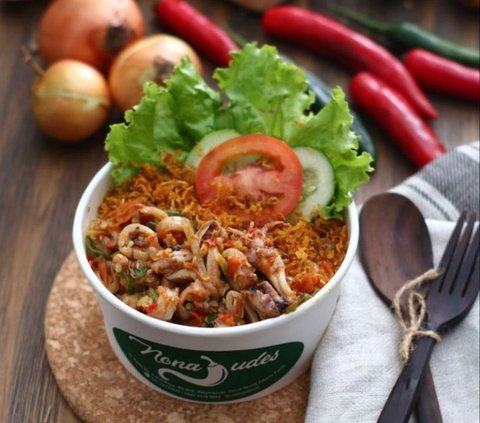 Bila berkunjung ke salah satu outletnya, rice bowl cumi kecombrang menjadi menu andalan yang dapat Anda coba. Salah satu outlet yang dapat Anda kunjungi yakni di Jl. Otista Raya No. 70, Kampung Melayu, Jakarta Timur.<br>